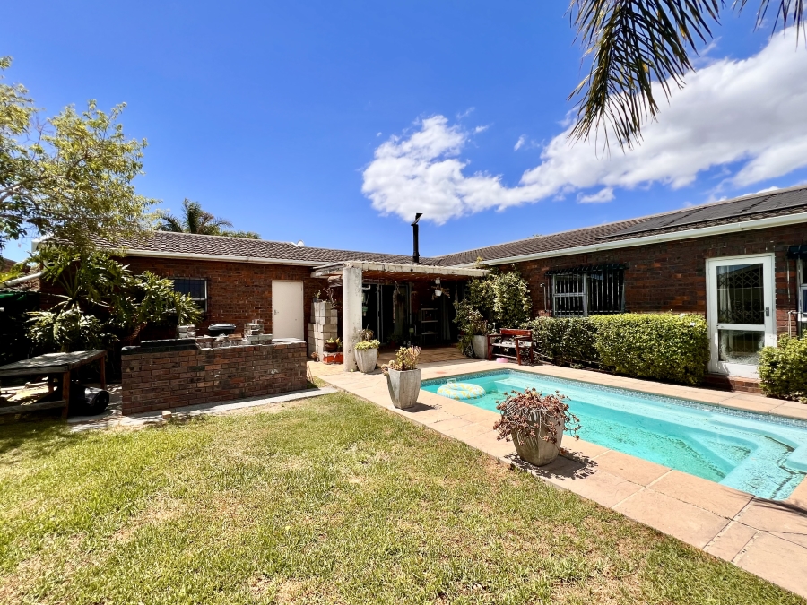 4 Bedroom Property for Sale in Plattekloof Glen Western Cape